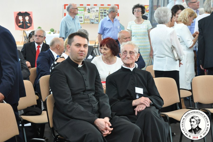 070 W szkolnej hali.jpg